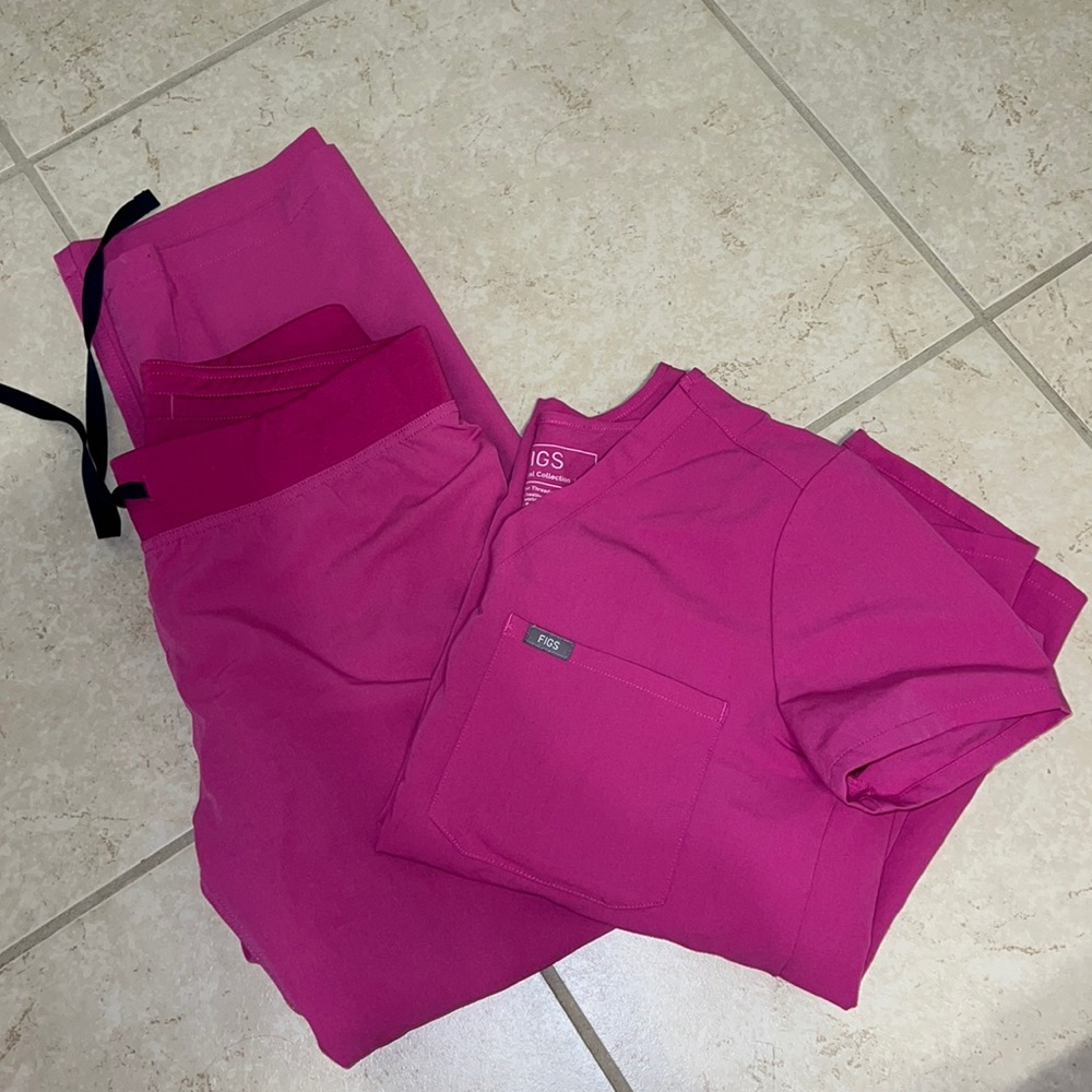 FIGS size S pink scrub set